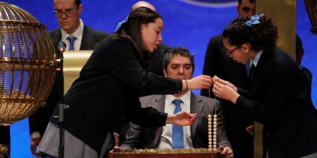 El Gordo: El número 26.590, muy repartido, toca en Doña Manolita