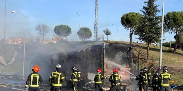 Arde un camión en la M-40 a la altura de Pozuelo