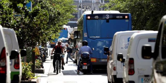 Los coches sin pegatina no pueden aparcar en la zona SER