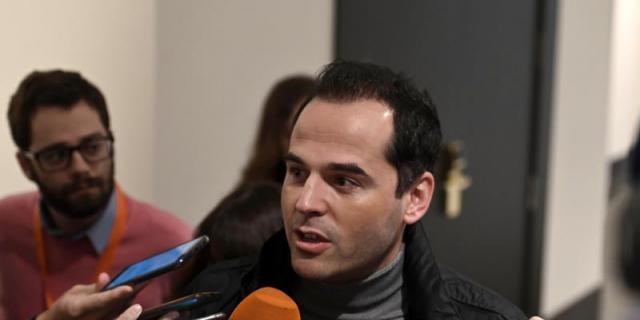 Aguado pide a Gabilondo que se situé en el lado correcto de la historia
