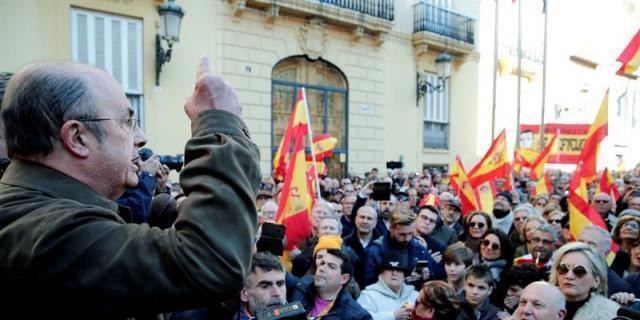Vox lidera delante de los ayuntamientos su rechazo al Gobierno de Sánchez
