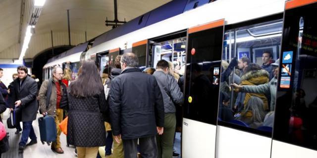 Largas colas este lunes para coger el bus sustitutivo de la Línea 4 de metro