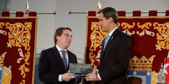Guaidó recibe la Llave de Oro Madrid como "mandatario legítimo" venezolano