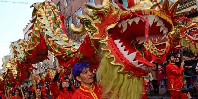 Caretas de rata para celebrar un año nuevo chino de suerte en Usera