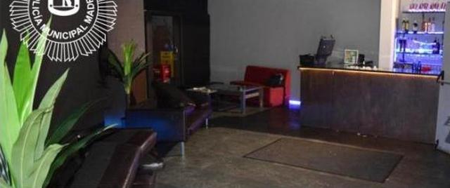 La Policía rescata a 60 personas atrapadas en una discoteca ilegal en Madrid