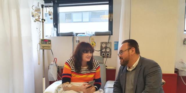 El tenor Javier Camarena canta a los pacientes de un hospital madrileño
