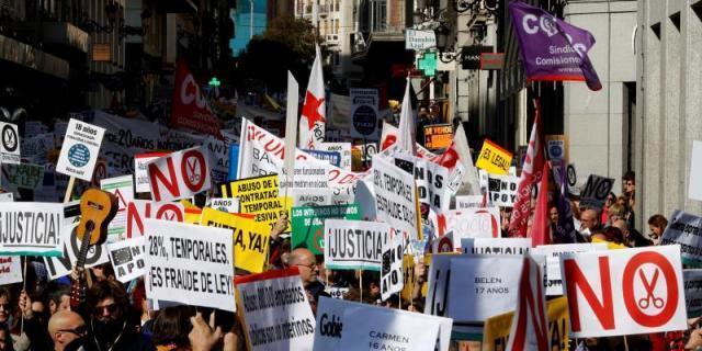 Miles de interinos se manifiestan contra la precariedad del empleo público