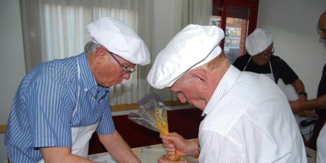 'Míster chef' introduce en los fogones a hombres jubilados