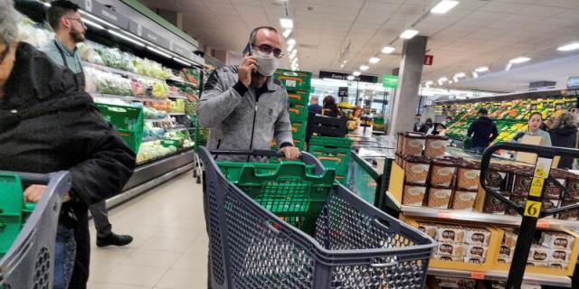 Los supermercados refuerzan el envío a domicilio y Mercadona lo suspende "temporalmente" en zonas de Madrid