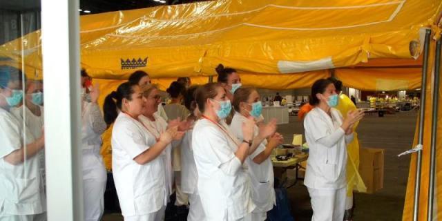 Aplausos para la primera alta de un paciente de Ifema