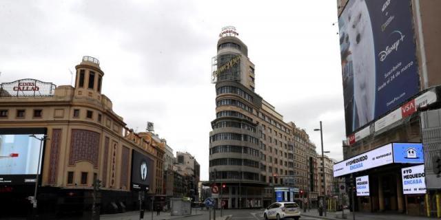 Las pantallas de Callao se unen al aplauso diario para los sanitarios