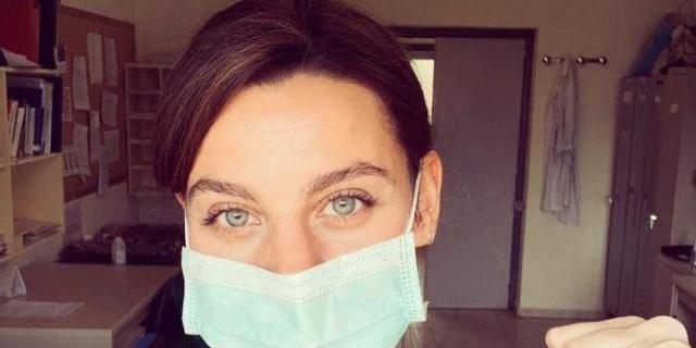 Clara Alvarado se quita la careta de Dalí para ponerse el traje de enfermera