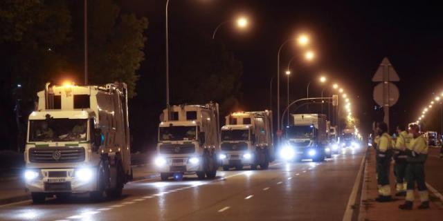 Los trabajadores de recogida de basuras homenajean al personal del hospital 12 de Octubre