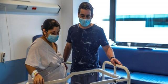 El Hospital Puerta de Hierro decide no seprara a las madres con coronavirus de sus bebés tras el parto