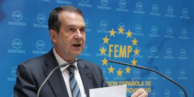 El Gobierno permitirá a los ayuntamientos usar su superávit para afrontar la crisis