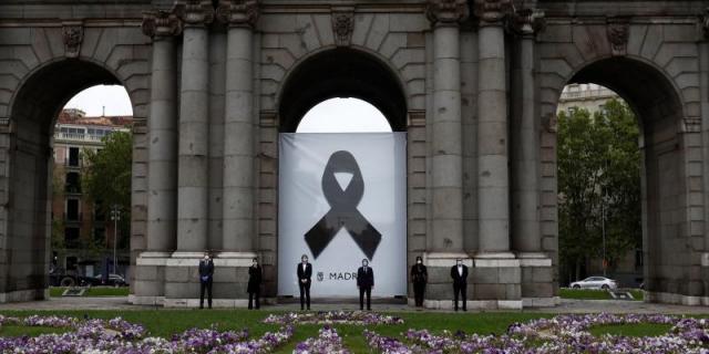 Madrid rinde homenaje a los fallecidos por la Covid-19 en la Puerta de Alcalá