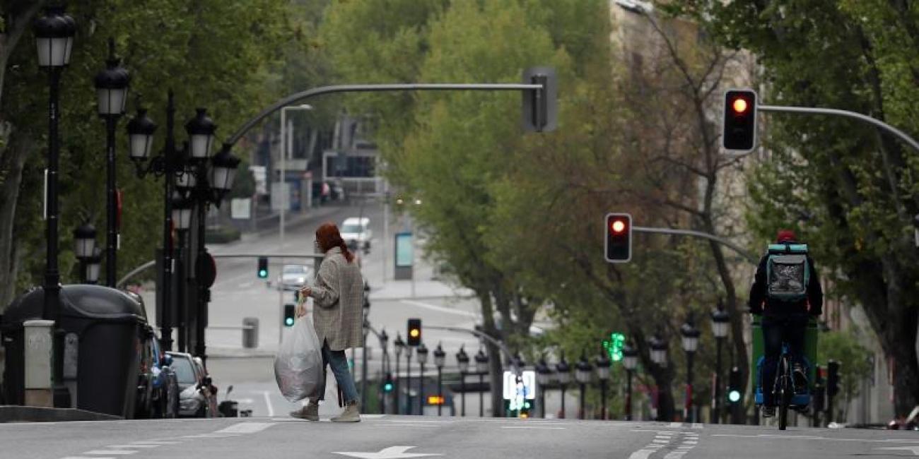 El Ayuntamiento de Madrid estudia sacar las barras de los bares sin terraza a la calle