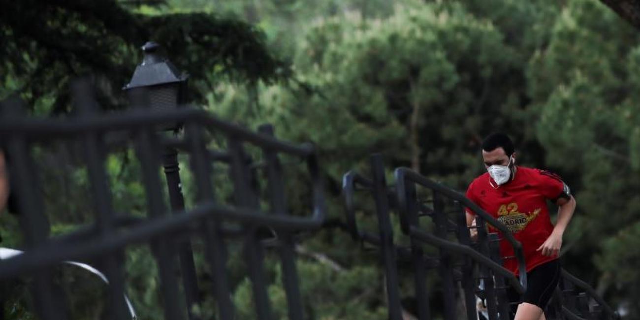 Caen los contagios en Madrid y se mantienen los fallecidos