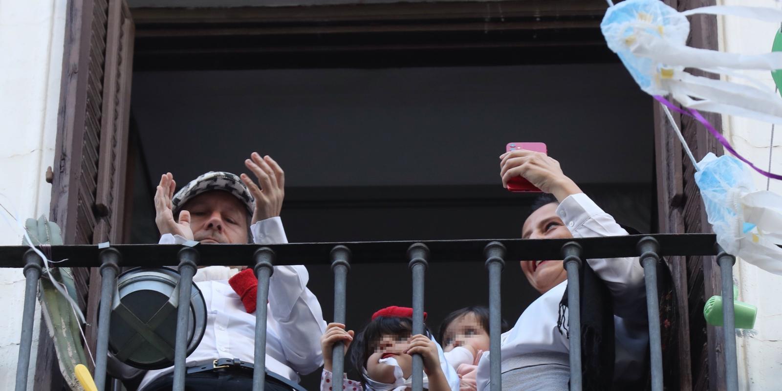 San Isidro se traslada de la pradera a los balcones e internet