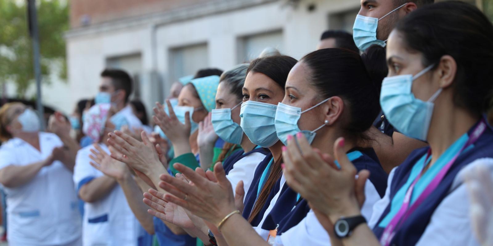 Los aplausos de los sanitarios crecen tras varios días decaídos