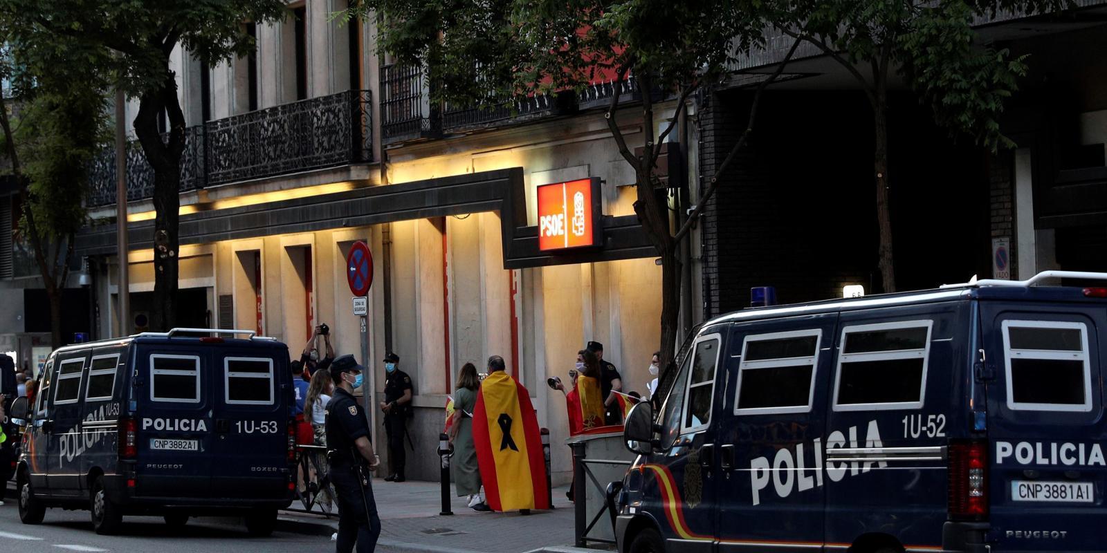 En libertad con cargos los dos detenidos por las protestas de ayer en Ferraz