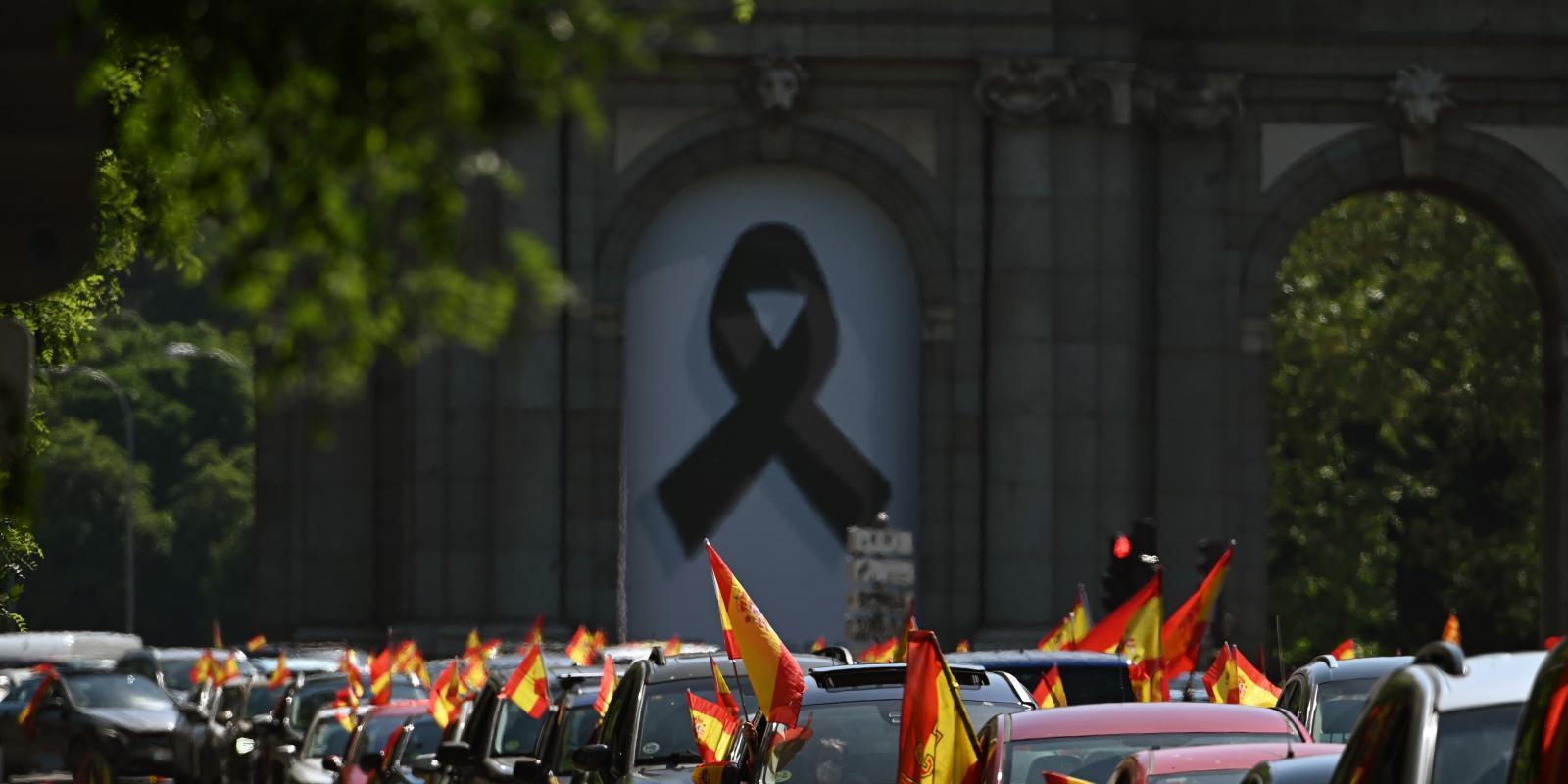 Cientos de personas en sus vehículos se manifiestan en Madrid contra el Gobierno