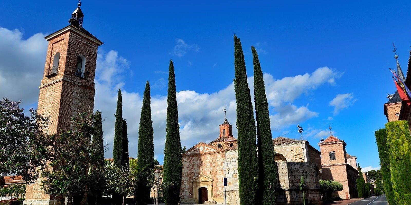 Herido un agente forestal al caer del tejado del Ayuntamiento de Alcalá