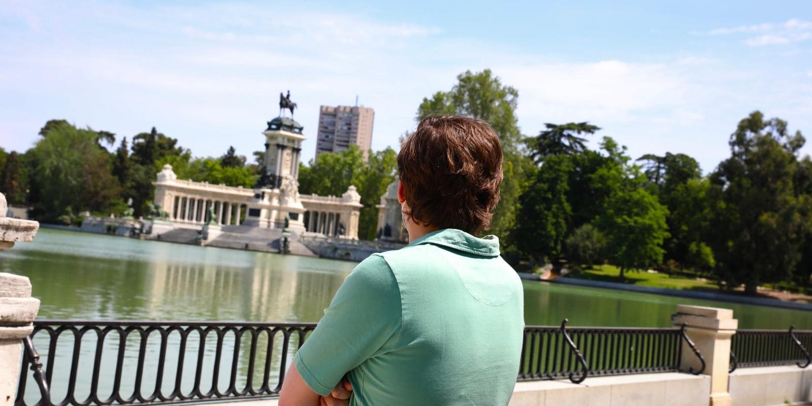Martínez-Almeida: "A los parques se puede ir a pasear, no a estar ni permanecer"