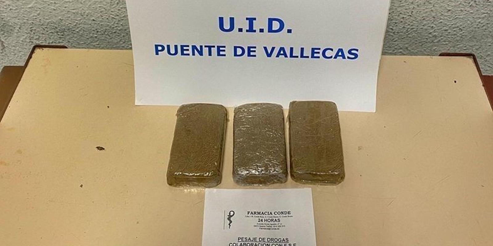 Detenida una usuaria de VTC con tres placas de hachís en Vallecas