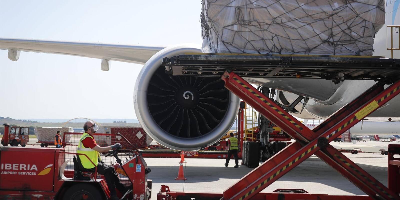 Casi 350.000 trajes de protección para sanitarios en el decimoctavo avión de la Comunidad con material