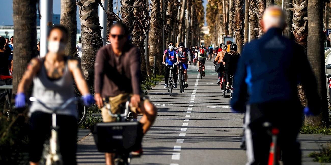 Miles de personas salen a la calle en el primer día de salida generalizada