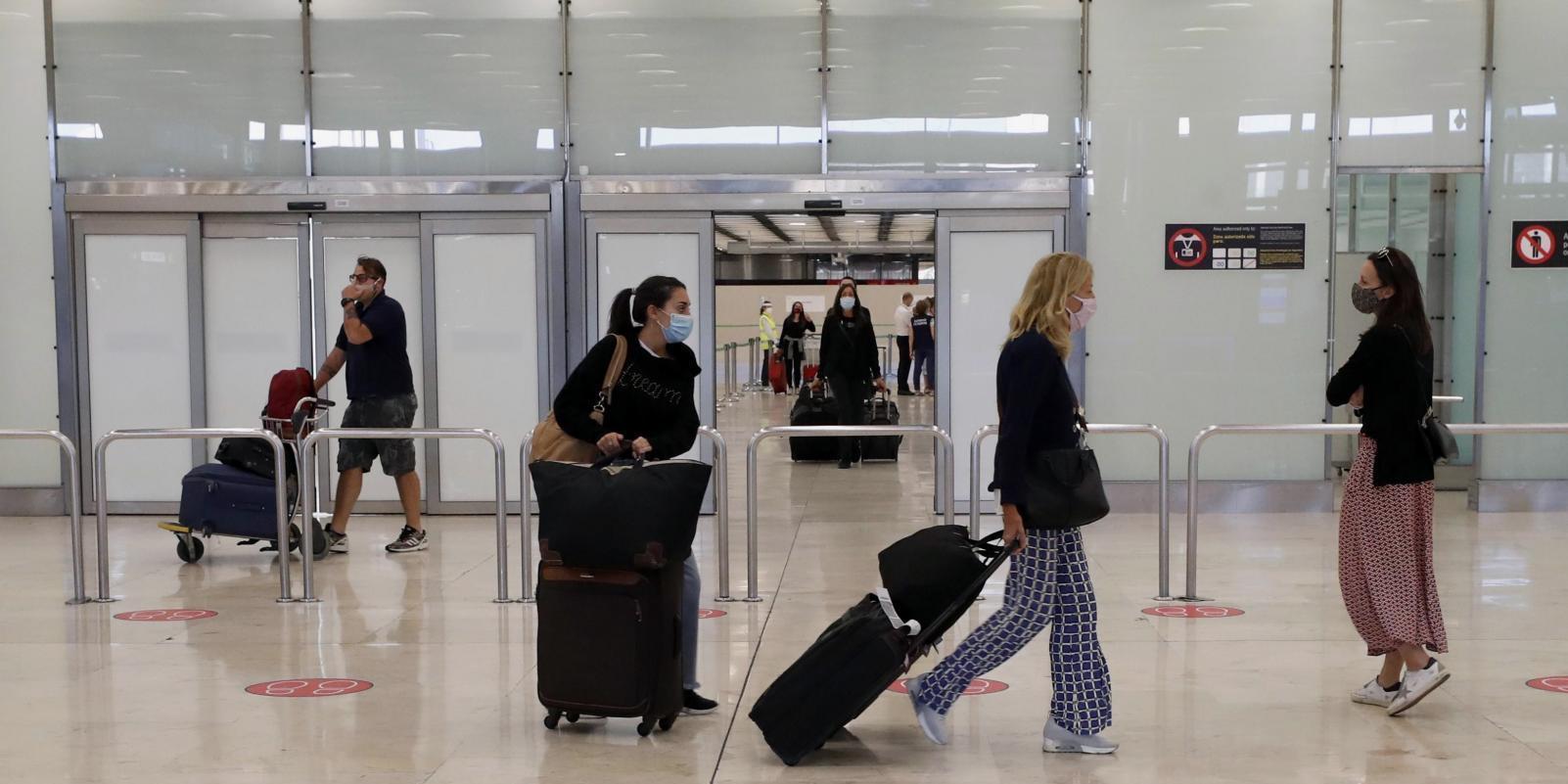 La Comunidad de Madrid plantea hacer test a los viajeros de países afectados por COVID en Barajas