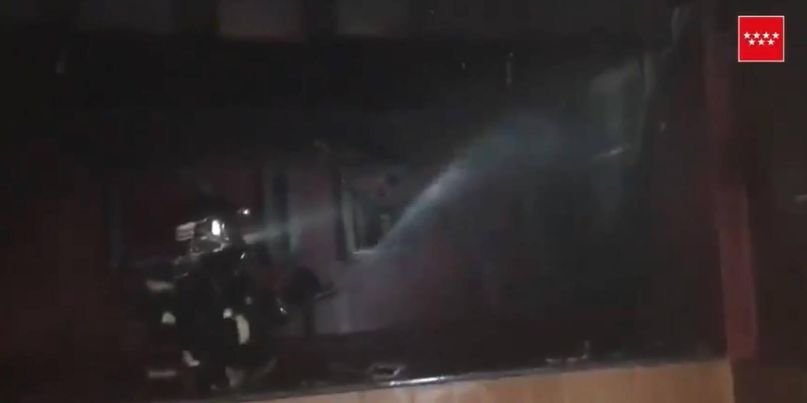 Los bomberos extinguen un incendio en un bar en reforma en Parla que encontraron sin nadie en su interior