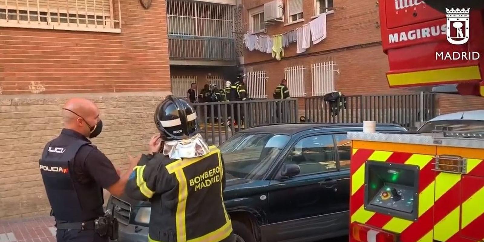 16 personas intoxicadas tras un incendio en una vivienda de planta baja en San Blas