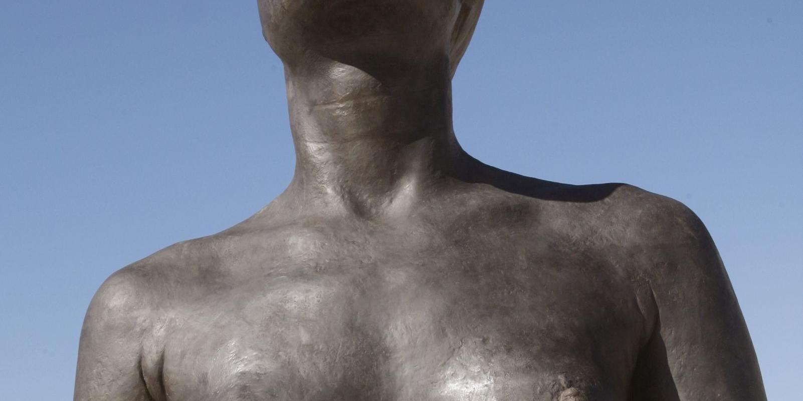 Antonio López repara su escultura de Coslada tras un acto vandálico