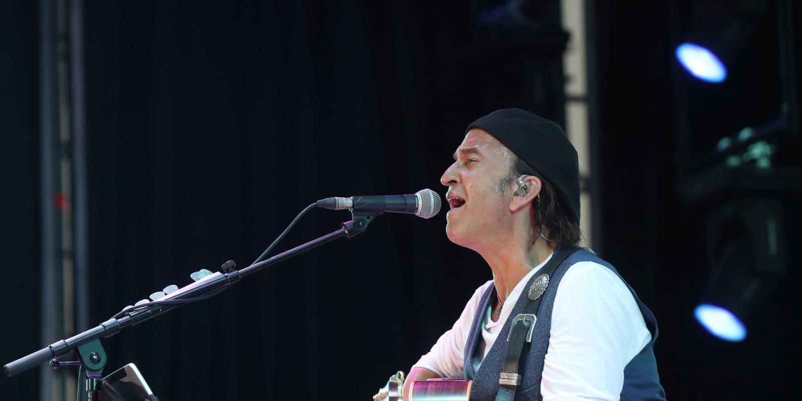 Los Secretos inyectan a los sanitarios su energía rocanrolera en concierto