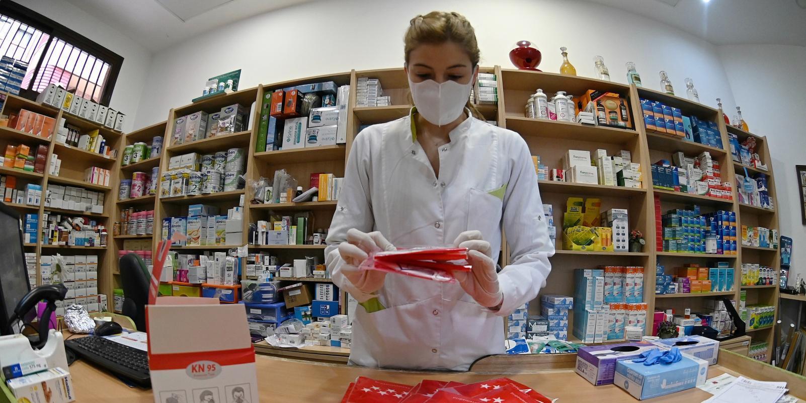 La Comunidad pondrá a disposición de los mayores de 65 años dos mascarillas FFP2 gratuitas en las farmacias