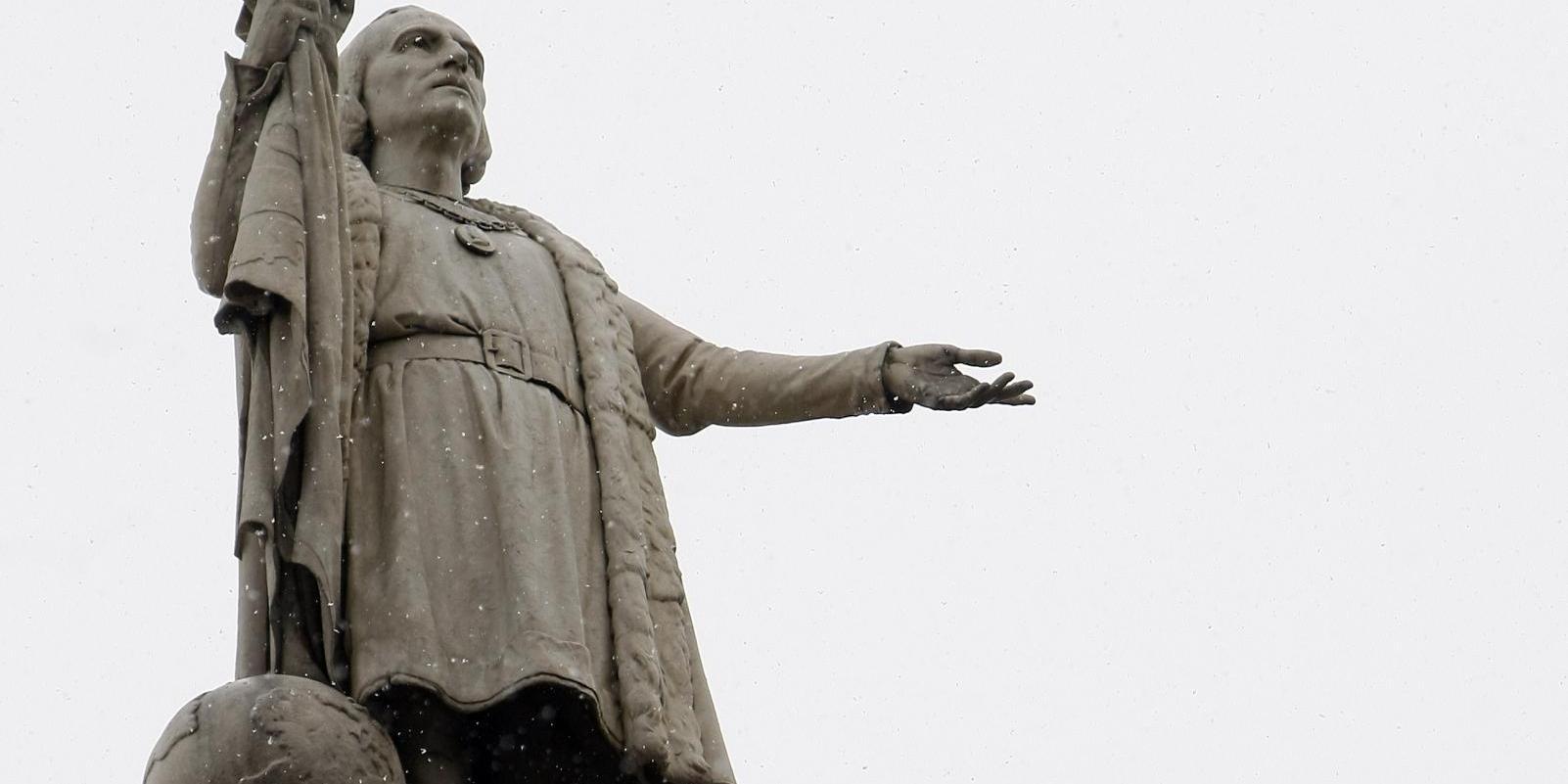 Colocan una pancarta de "Fuego al orden colonial" en la estatua de Colón de Madrid