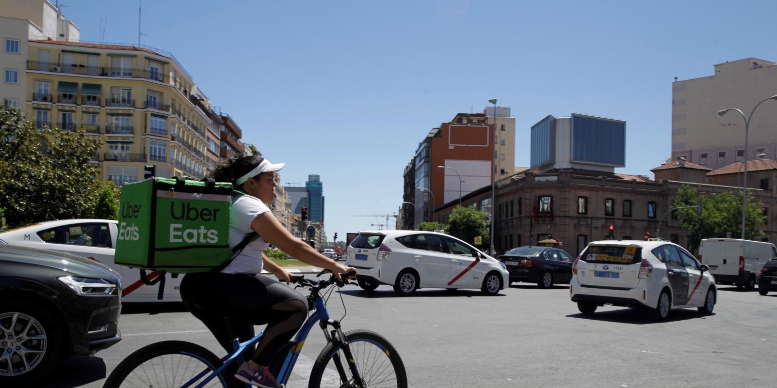 Pulso entre bares y empresas de reparto por los costes del envío a domicilio