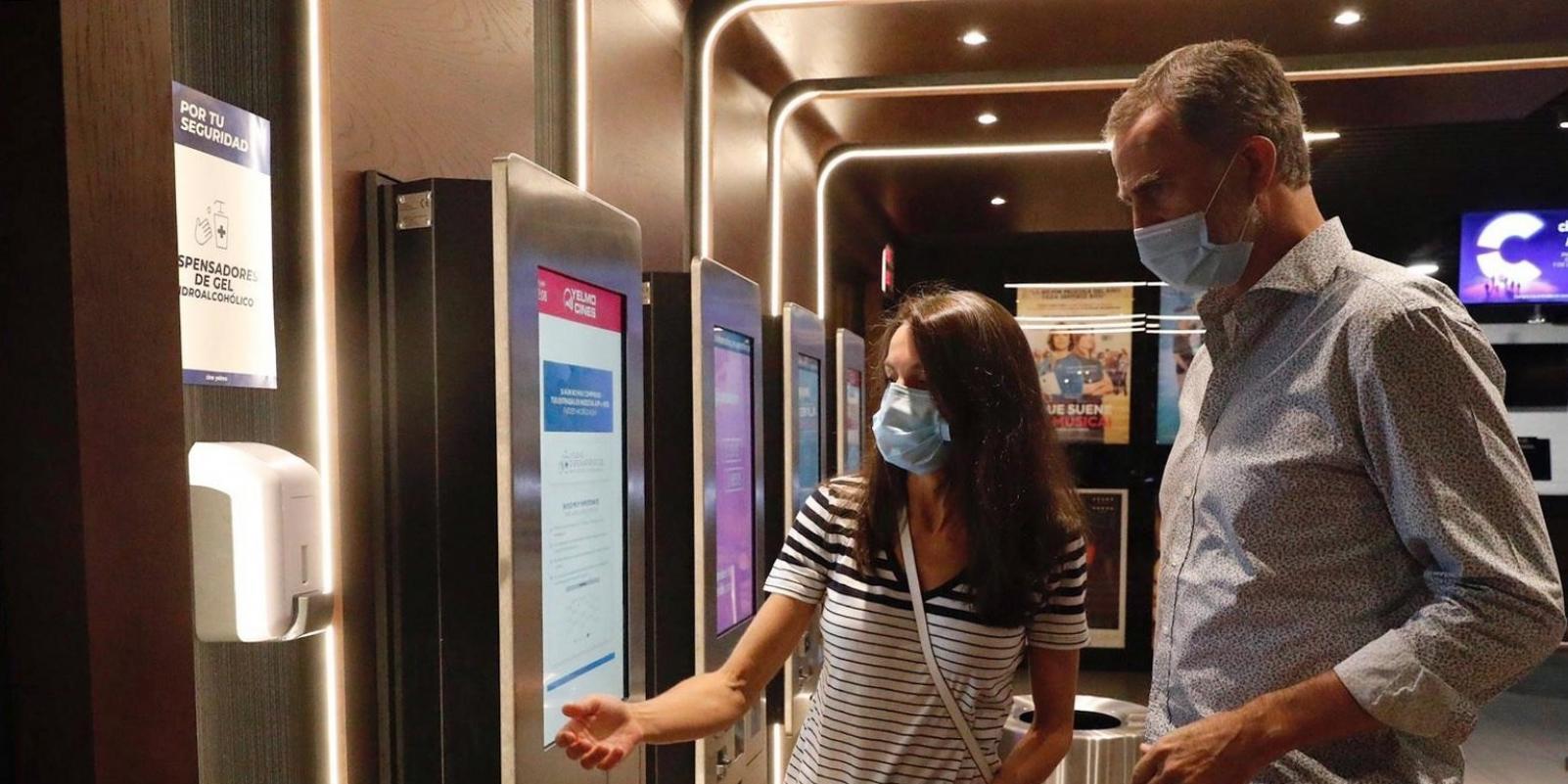 Los reyes asisten a una sesión de cine en apoyo al sector 