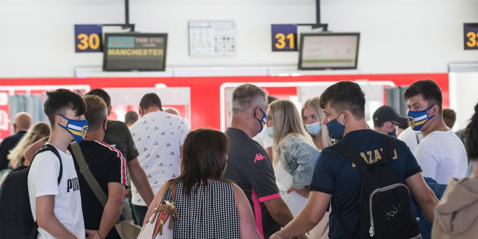 Los pasajeros de vuelos al Reino Unido, resignados ante la cuarentena