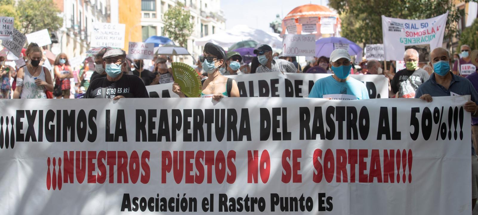 Vendedores del Rastro acusan a Almeida de querer desmantelarlo y piden diálogo