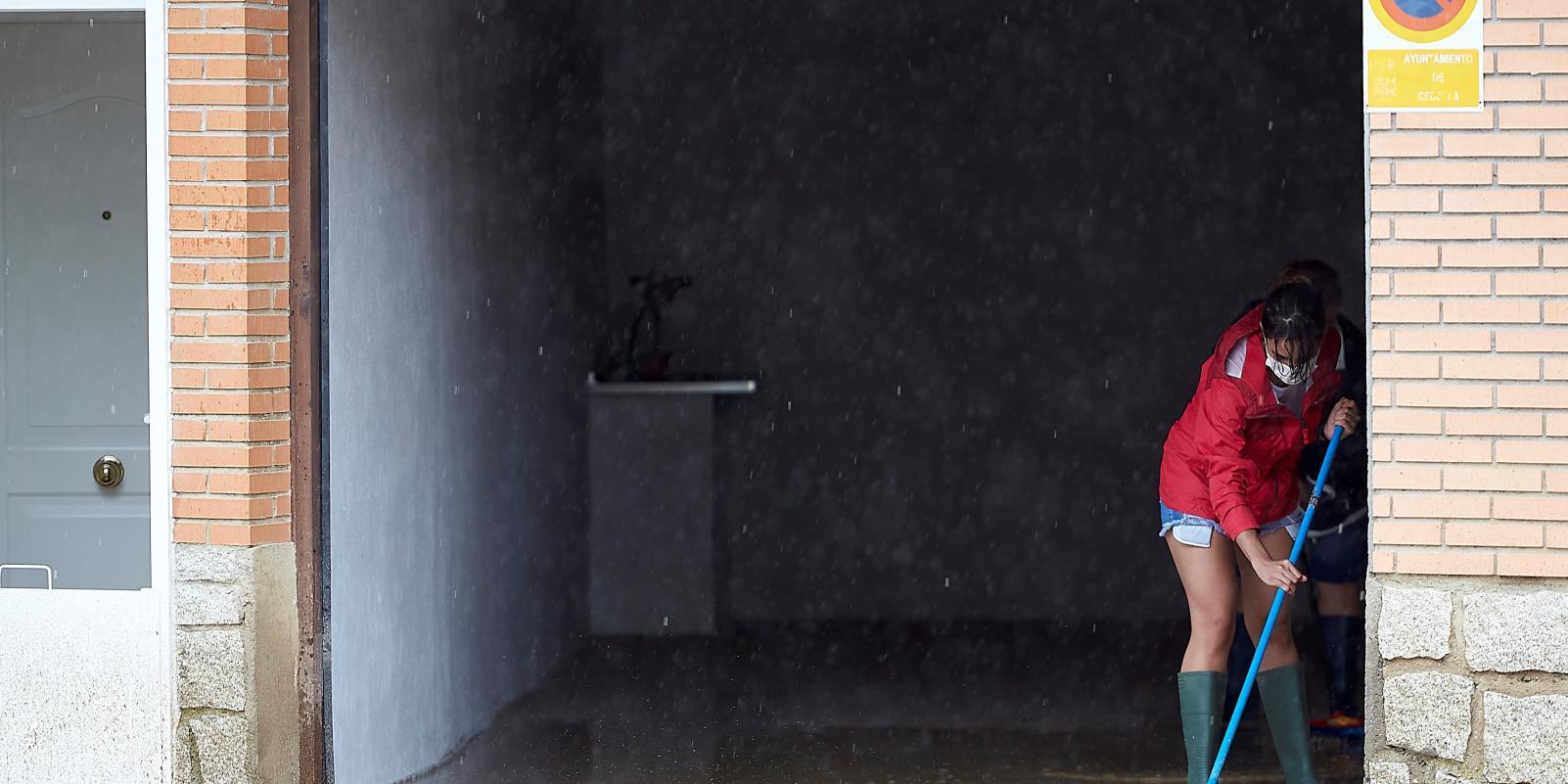 Un herido al caerle un rayo, calles anegadas y vías cortadas por lluvias y tormentas