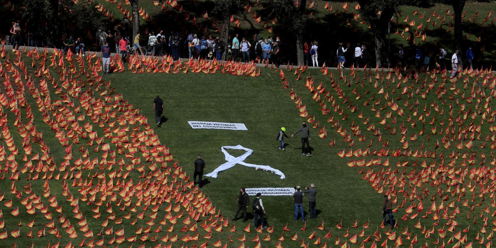 Colocan 50.000 banderas de España en el parque Roma de Madrid en recuerdo de las víctimas de la COVID