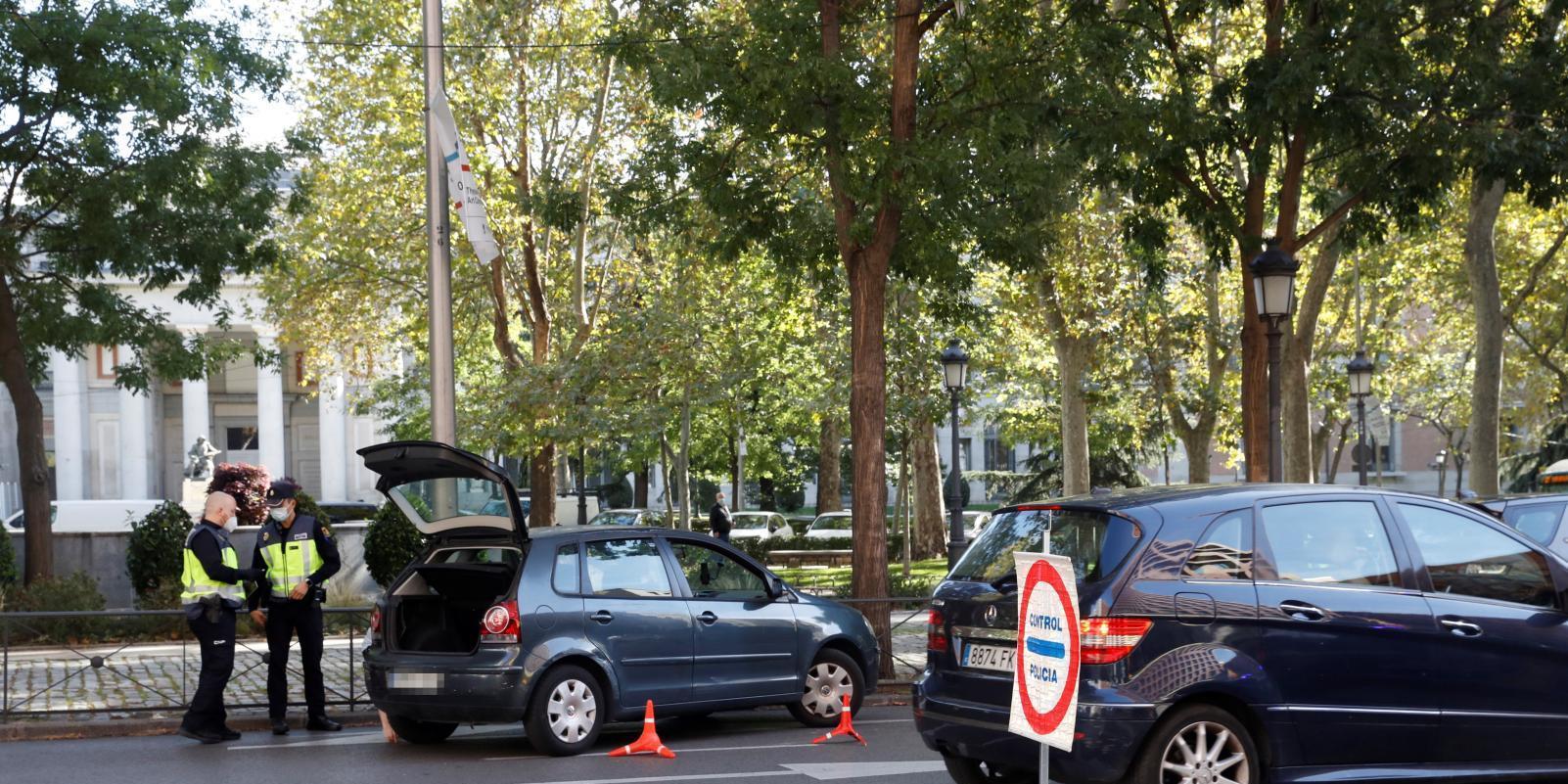 El primer día laborable con las nuevas restricciones registra menos tráfico y pocos controles policiales