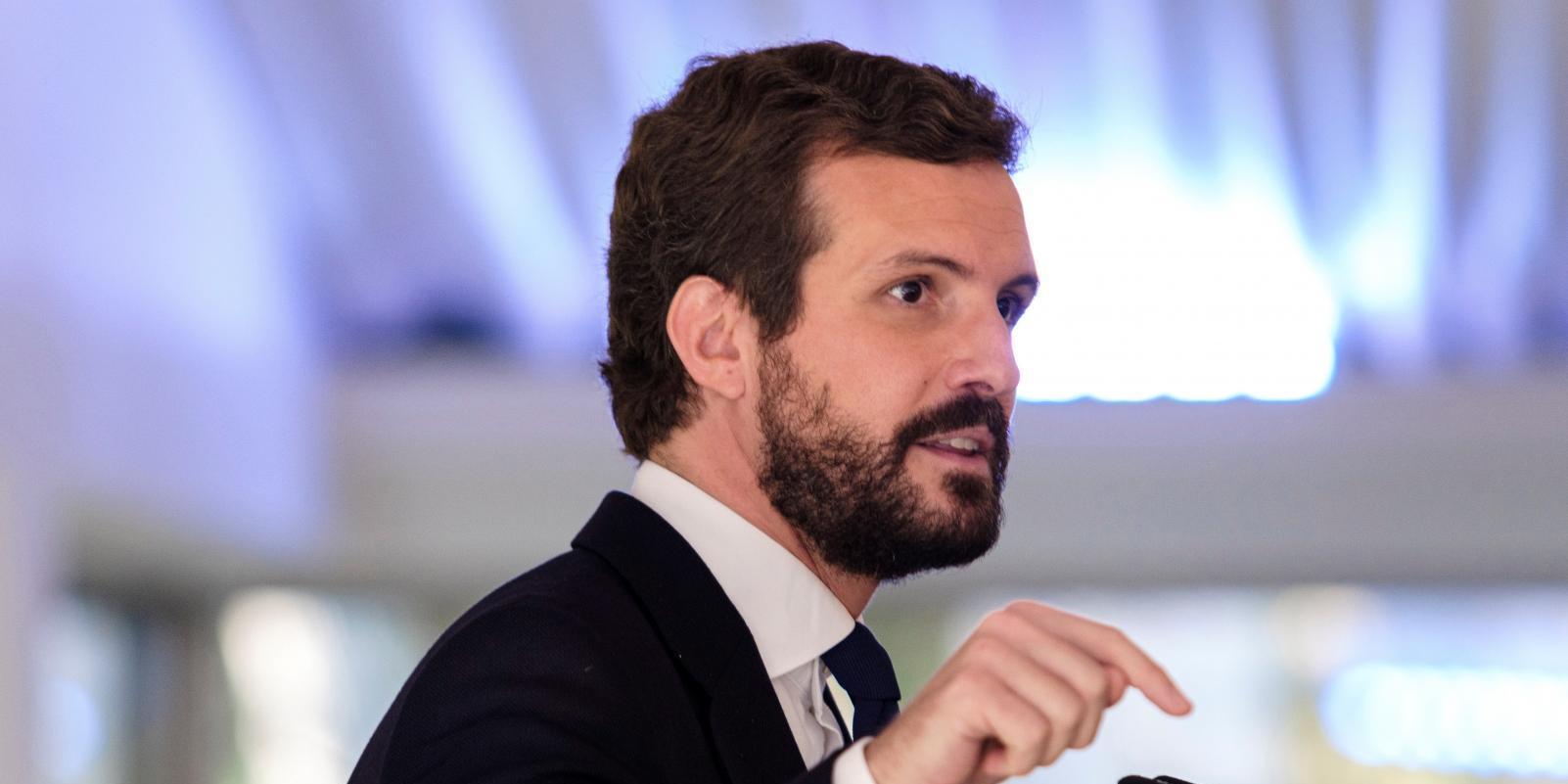 Casado acusa a Sánchez de intervenir por partidismo y respalda a Ayuso