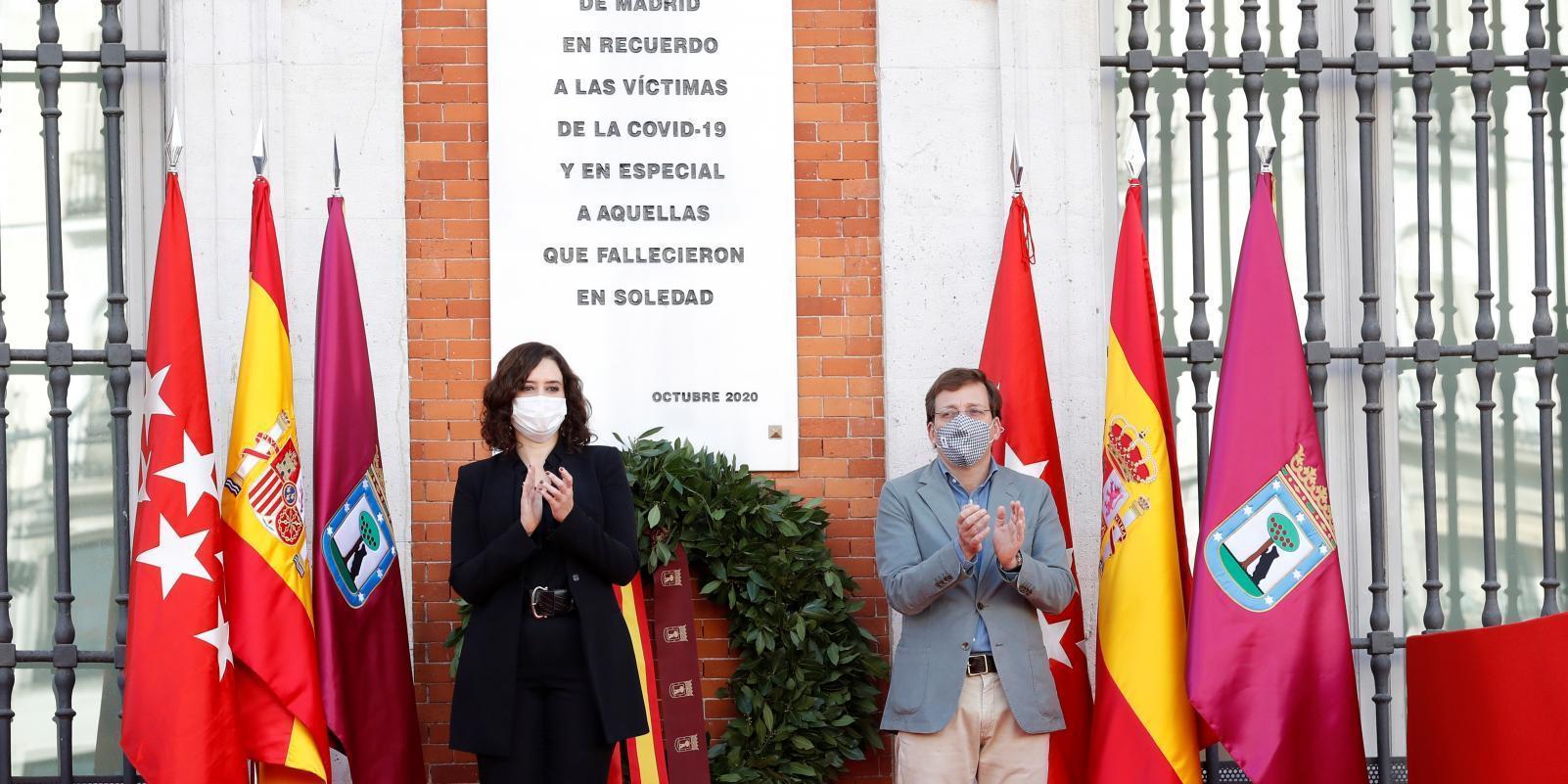 Madrid recuerda a las víctimas de la Covid con una placa en la Puerta del Sol