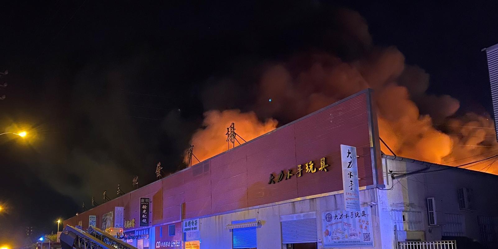 Arde una nave industrial de 6.000 metros en el polígono Cobo Calleja de Fuenlabrada Arde una nave industrial de 6.000 metros en el polígono Cobo Calleja de Fuenlabrada