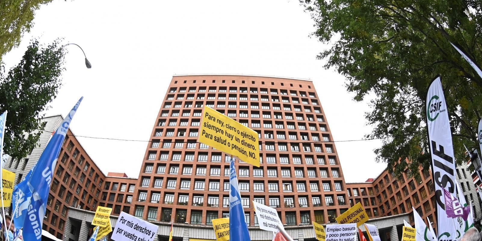 Los sanitarios españoles piden 62.000 nuevos profesiones para afrontar la segunda ola de la covid Los sanitarios españoles piden 62.000 nuevos profesiones para afrontar la segunda ola de la covid