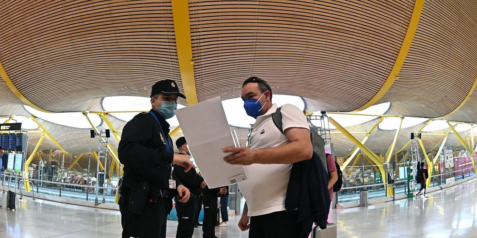Los nuevos confinamientos hacen caer con fuerza los valores turísticos en Bolsa